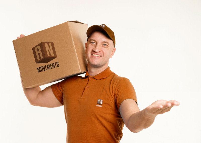 Ein Mann mit einem Karton auf der Schulter auf dem das Rhein-Neckar-Movements Logo aufgedruckt ist